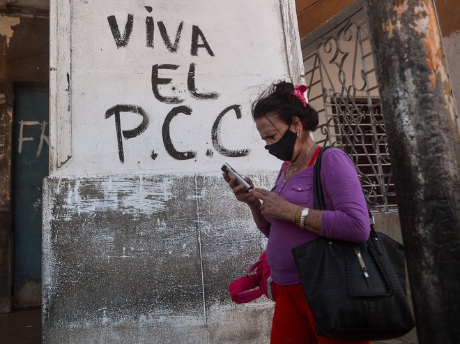 Kubanci bolj verjamejo novicam na spletu kot v državnih medijih, ki jih nadzira komunistična partija (PCC). FOTO: Yamil Lage/AFP