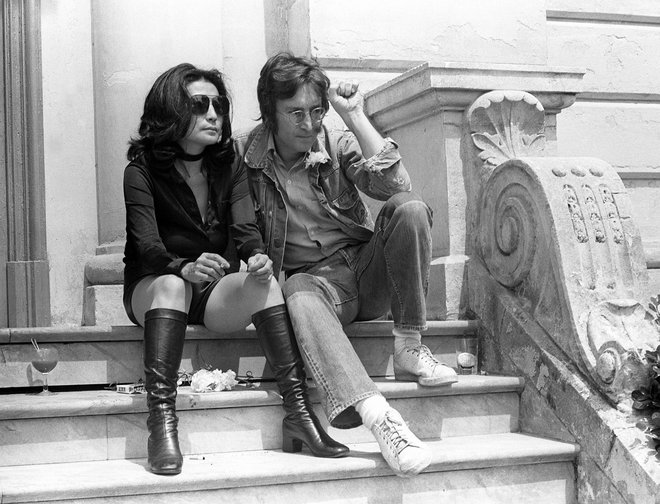 John Lennon in Yoko Ono v Cannesu 17. maja 1971, kjer sta med drugim na filmskem festivalu predstavila tudi svoj kratki film Apotheosis &shy;(Apoteoza). FOTO: AFP