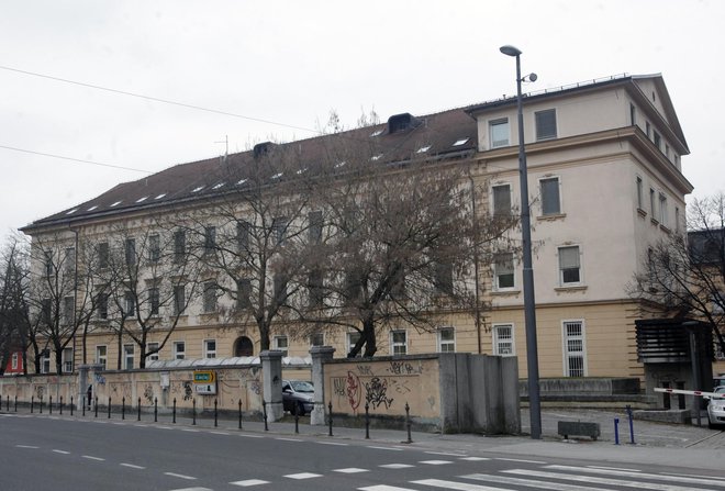 Glavnina ginekoloških ambulant, ki ne dosegajo glavarine, spada&nbsp; pod ljubljanski UKC in delujejo v Leonišču. Tam je treba za preglede doplačevati. FOTO: Mavric Pivk/Delo