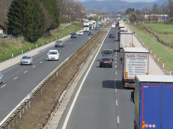 Dars na avtocestnem odseku med Brezovico in Vrhniko beleži 65 tisoč motornih vozil na dan. FOTO: Bojan Rajšek/Delo