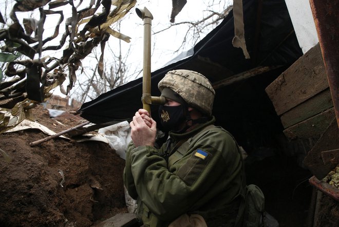 Ukrajinski vojak na frontni črti s proruskimi separatisti v Donecku. Foto Str Afp
