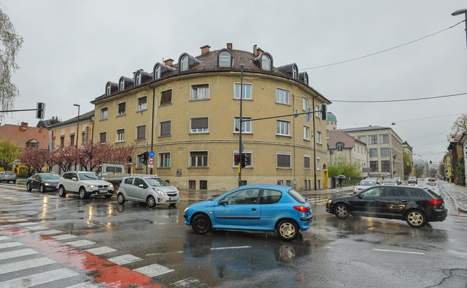 Občina je za prenovo Trga MDB z bližnjimi križišči izbrala KPL, gradbena dela pa naj bi trajala kar leto dni. FOTO: Jože Suhadolnik/Delo