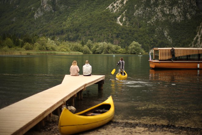 Lani se je omenjeni člen zakona vendarle začel izvajati in sedem parkovnih občin je za sofinanciranje razvojnih projektov prejelo skupaj milijon evrov, od tega je bohinjski občini, ki ima na območju parka največ prebivalcev, pripadlo 300.000 evrov. FOTO: Jure Eržen/Delo