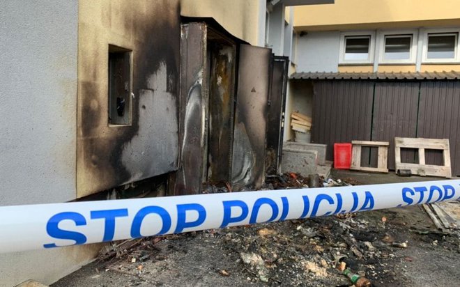 Zagorelo je tudi na parkirišču srednje poklicne in tehnične šole.<br />
FOTO: Oste Bakal/Delo