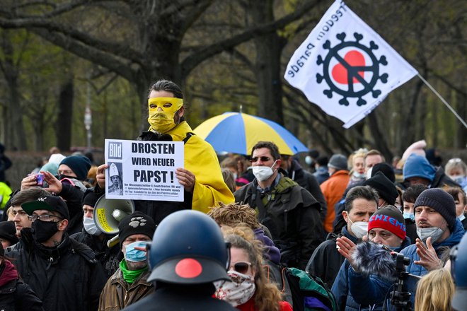 Protest gibanja &quot;Querdenken&quot; proti korona ukrepom v Berlinu. FOTO: John Macdougall/AFP