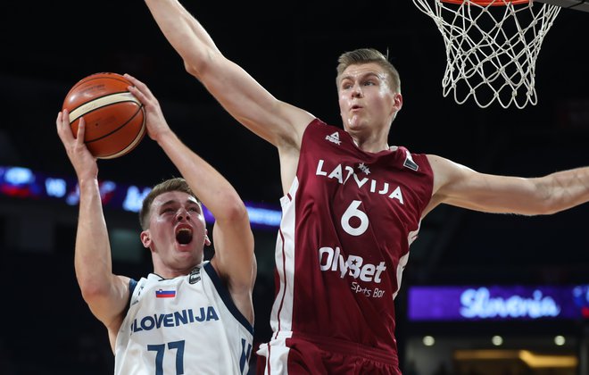 Luka Dončić in Kristaps Porzingis sta soigralca v Dallasu. Dončić naj bi kmalu spet oblekel reprezentančni dres. FOTO: Osman Orsa/Reuters