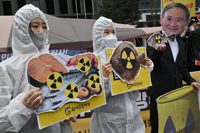 Napovedi, da bodo odpadno vodo iz jedrske elektrarne v Fukušimi izpustili v ocean, so sledili protesti na Japonskem in v sosednjih državah. FOTO: Jung Yeon Je/AFP