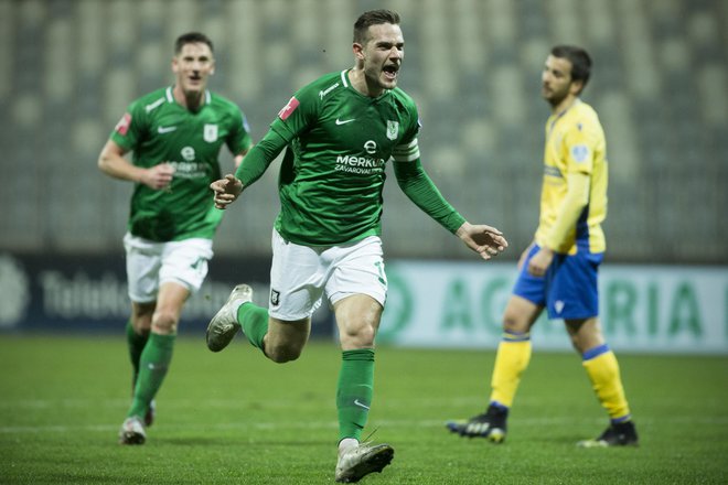 Timi Max Elšnik je bil med vidnejšimi v Olimpijinem moštvu in je z lepim golom tudi preprečil presenečenje v Stožicah. FOTO: Jure Eržen/Delo