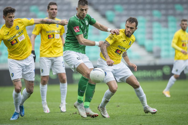 Nogometaši Brava (v rumenih majicah) so presenetili Olimpijo v Stožicah, a lahko bi izvlekli še več kot točko. FOTO: Jure Eržen/Delo