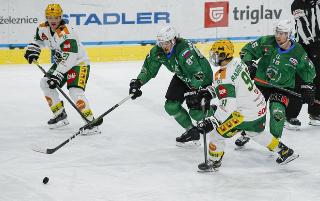 Olimpijini hokejisti so sinoči proti Avstrijcem močno razočarali. FOTO: Jože Suhadolnik/Delo