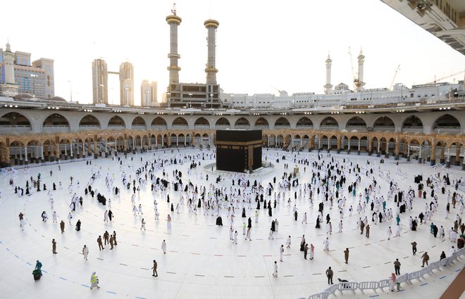 Zbiranje vernikov okrog Kabe v Meki na prvi dan romanja. FOTO:  AFP