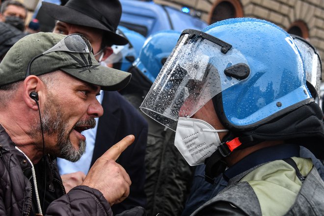 V Rimu so se lastniki restavracij, delavci in podjetniki na demonstracijah soočili s policisti. Protestniki so zahtevali olajšanje omejitev zaklepanja in finančno pomoč vlade med pandemijo koronavirusa. FOTO: Alberto Pizzoli/Afp