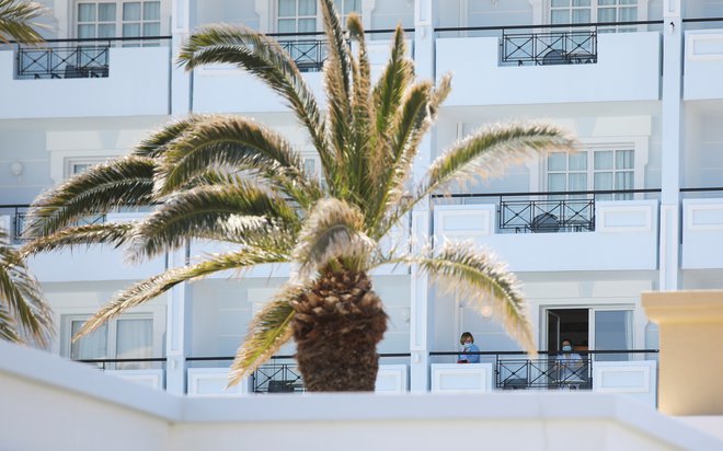 Turisti oddih, za katerega so plačali 399 evrov, preživljajo izključno na območju grand hotela Mitsis, kjer se ne smejo družiti z drugimi gosti, na plažo ne smejo niti na sprehod. FOTO: Louiza Vradi/Reuters