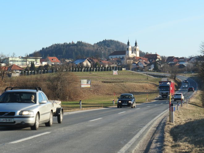 Poleg osebnih vozil so Velike Lašče prometno obremenjene tudi s tovornimi vozili. FOTO: Bojan Rajšek/Delo