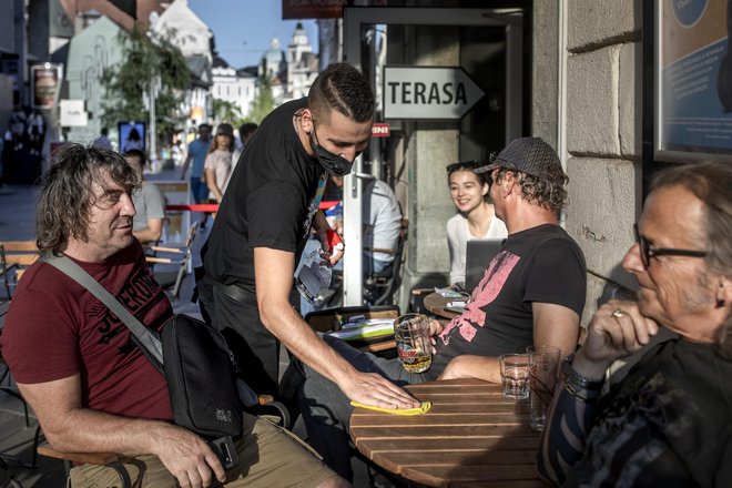 OZS opozarja, da lokali niso vir okužb. FOTO: Voranc Vogel/Delo