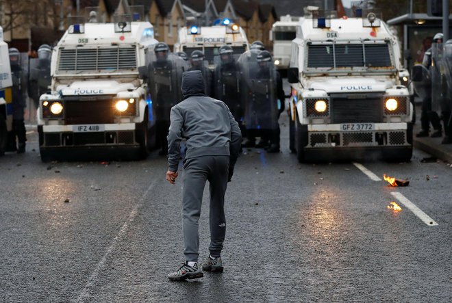 Vzroki za ulično nasilje, ki je prejšnji teden pretresalo Belfast in nekatere manjše kraje, so sicer različni, od socialnih do zgodovinskih, toda med njimi so po mnenju analitikov tudi politične napetosti, povezane s posledicami brexita. Foto: Jason Cairnduff/Reuters