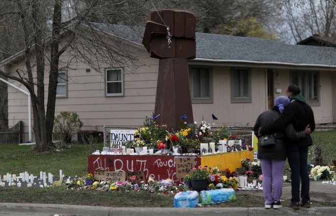 Spominsko mesto, kjer je bil ubit&nbsp;Daunte Wright. FOTO: Leah Millis/Reuters