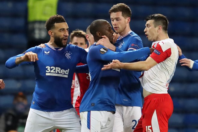 Nogometši Rangers iz Glasgowa so komaj ustavili soigralca Glena Kamaro, ki je zaradi rasističnih žaljivk hotel obračunati z Ondrejem Kudelo. FOTO: Andrew Milligan/AFP