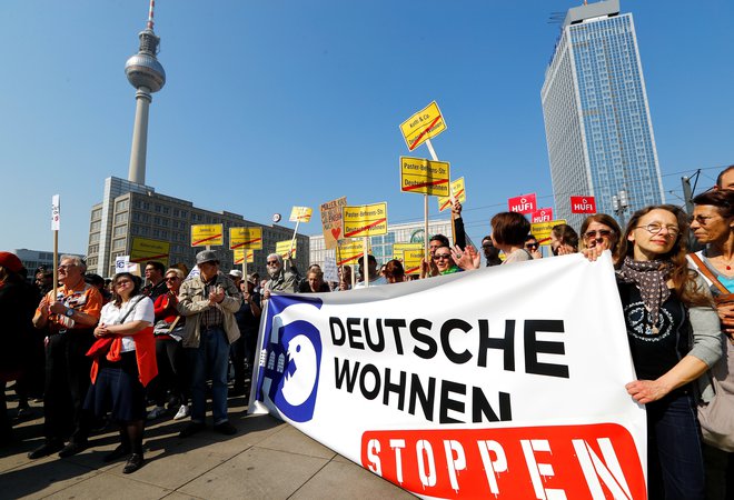 Številni Berlinčani so v zadnjih letih tako protestirali proti rasti najemnin in proti velikim stanovanjskim podjetjem, kot je Deutsche Wohnen. FOTO: Fabrizio Bensch/Reuters