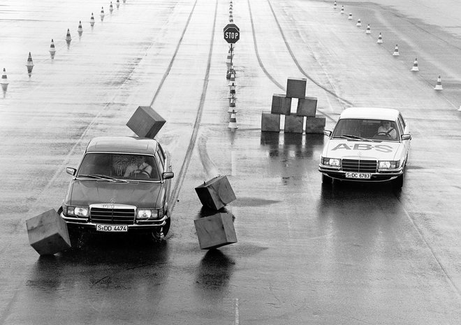 Mercedes-benz razreda S pri preizkušanju sistema proti blokiranju zavor, leta 1978.<br />
Foto Daimler