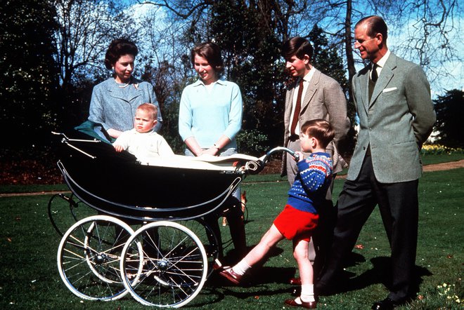 Mlada družina s princem Edwardom v vozičku. FOTO: Royal.uk<br />
&nbsp;