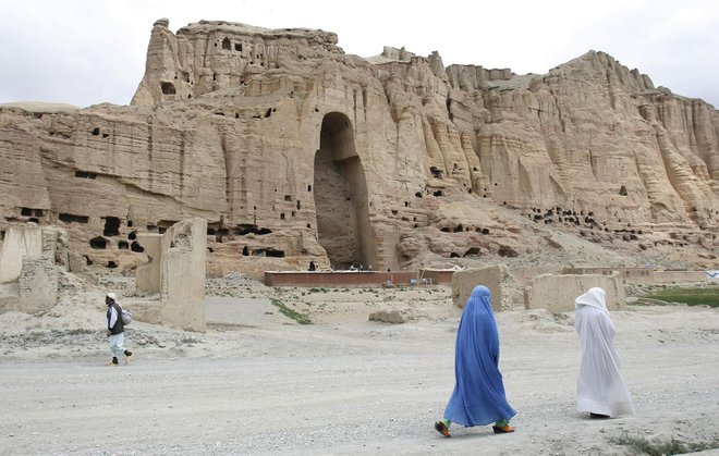 Nekateri se zavzemajo za celovito poustvaritev kipov Bude v afganistanski dolini Bamijan, drugi menijo, da bi bilo najbolje niši pustiti prazni. FOTO Rahmat Gul/AP