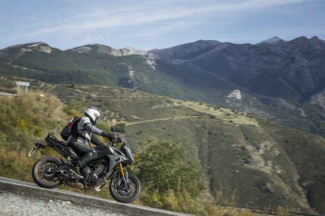 Motociklistična sezona je pred vrati, zato sicer že znana varnostna opozorila niso odveč. FOTO: Yamaha