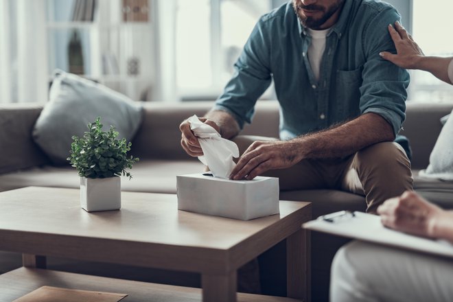 Kaj torej delajo terapevti? Avtorica knjige pravi, da klientu držijo ogledalo, da se bolj jasno vidi. FOTO: Shutterstock