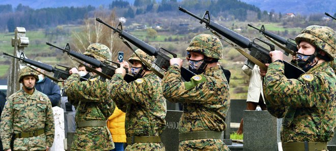 Prizor s pokopališča Bare v Sarajevu, kjer so prejšnji petek z vojaškimi častmi pokopali Generala Jovana Divjaka. FOTO Str Afp