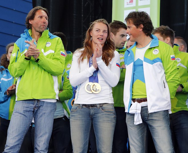 Tina Maze je na OI 2014 osvojila dve zlati kolajni, tako se je veselila skupaj z Andreo Massijem in Maurom Pinijem. FOTO: Aleš Černivec/Delo