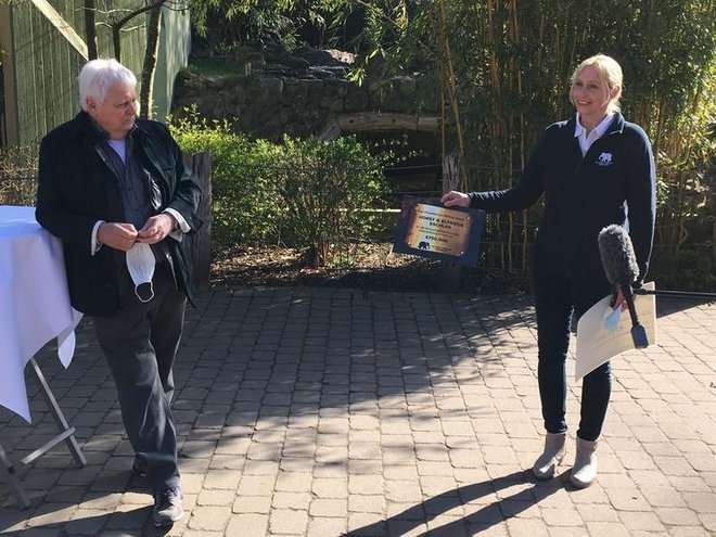 Horst Eschler in direktorica živalskega vrta v Münstru Simone Schehka ob predaji donacije. Foto Allwetterzoo Münster