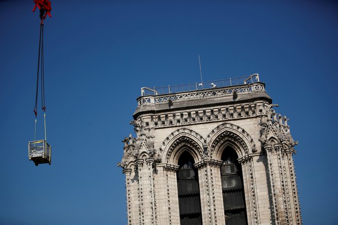 Že dobri dve leti je od požara, ki je zajel zakladnico svetovne gotske arhitekture.&nbsp;FOTO: Benoit Tessier/Reuters