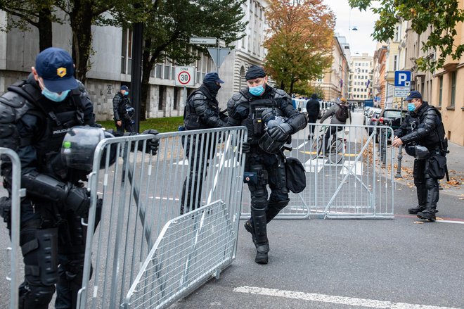 Policija je že zaznala pozive k protivladnim protestom v prihodnjih dneh. FOTO: Voranc Vogel/Delo