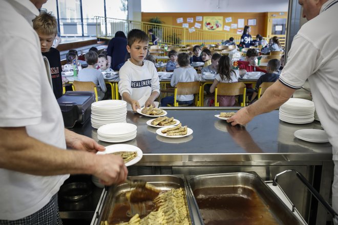 V šolskih kuhinjah hrano zagotavljajo skladno s smernicami za preprečevanje okužbe s koronavirusom, kar podraži pripravo obrokov. FOTO: Uroš Hočevar