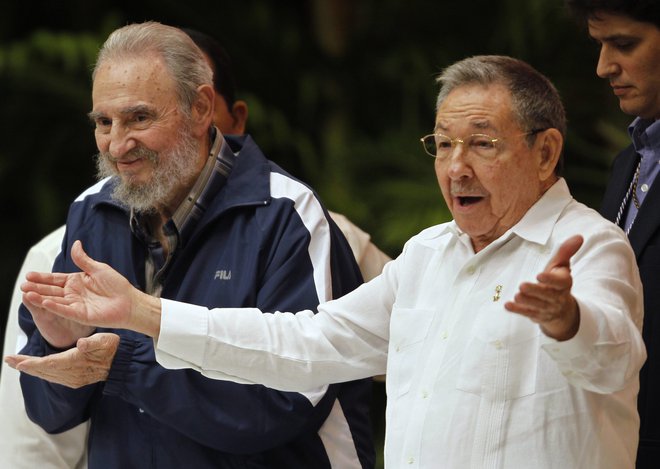 Pri jezuitih vzgajana in šolana brata Castro (Fidel na levi) sta vstopila v kubansko zgodovino julija 1953, ko sta z nekaj somišljeniki uprizorila napad na vojašnico v Santiagu. FOTO: Reuters