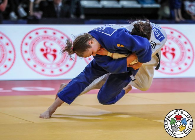 Kaja Kajzer (v modrem kimonu) si je v Lizboni priborila naslov evropske podprvakinje. FOTO: Gabriela Sabau/IJF