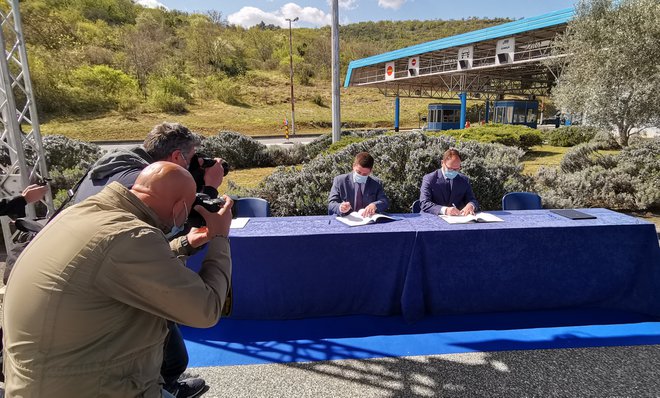 Hrvaški infrastrukturni minister Oleg Butković in minister Jernej Vrtovec ob podpisu sporazuma za gradnjo novega mostu. FOTO: Boris Šuligoj