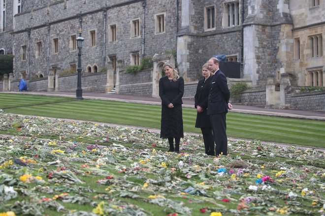 Princ Edward z ženo Sophie in njuno hčerko Louise med prebiranjem sporočil pred kapelo svetega Jurija na windsorskem gradu. FOTO: Steve Parsons/ AFP