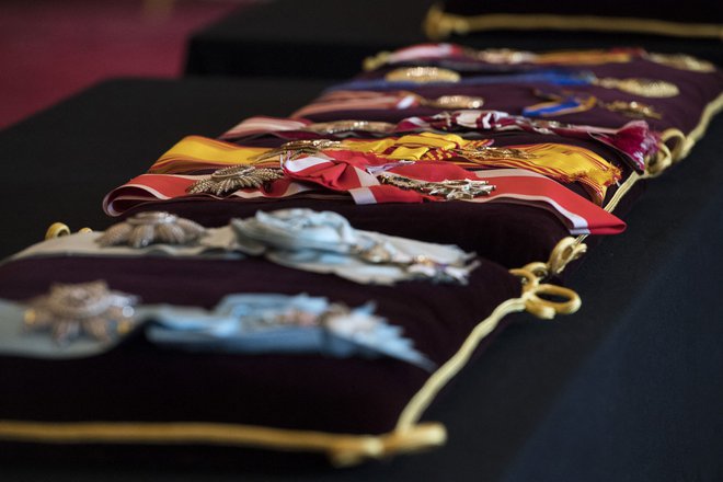 Princ je sam izbral, katere medalje in odlikovanja ga bodo pospremile k zadnjemu počitku. FOTO: Kirsty O'Connor/ AFP