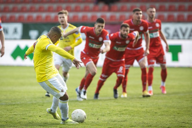 Najboljši strelec 1. SNL v zgodovinI Marcos Tavares je v 87. minuti zastreljal kazenski strel, Maribor pa je svoje novo poglavje začel le s točko. FOTO: Jure Banfi/Sobotainfo