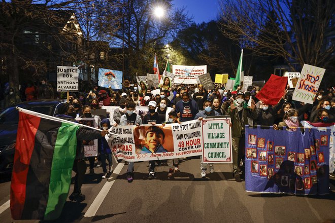 Protestniki v Chicagu včeraj, po objavi smrti trinajstletnega Adama Toleda.&nbsp;FOTO: Kamil Krzaczynski/AFP