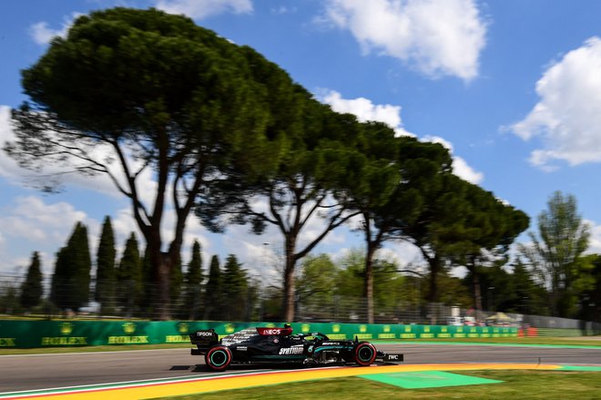 Valtteri Bottas je bil včeraj v Imoli najhitrejši na obeh treningih in pravi, da je Mercedes zdaj lovec hitrejšega Red Bulla in ne več plen kot prej. FOTO: Miguel Medina/AFP