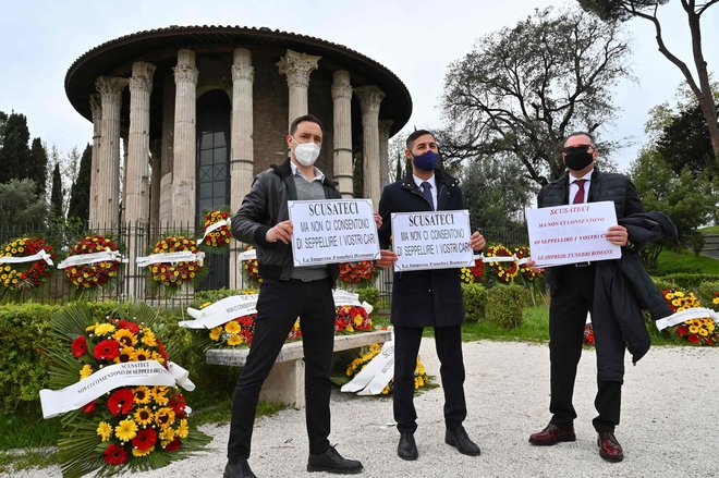 &raquo;Oprostite, ne dovolijo nam, da bi pokopali vaše drage,&laquo; je pisalo na transparentih protestnikov.&nbsp;Postopek za pridobitev dovoljenja za upepelitev v Rimu v povprečju traja od 35 do 40 dni. FOTO: Andreas Solaro/AFP