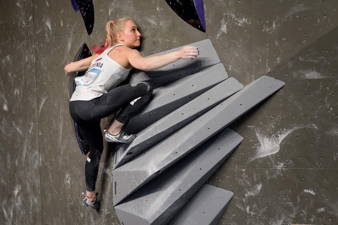 Janja Garnbret je sijajno začela sezono mednarodnih tekmovanj v sklopu svetovnega pokala v športnem plezanju v disciplini balvani v Meiringenu v Švici. FOTO: Fabrice Coffrini/AFP