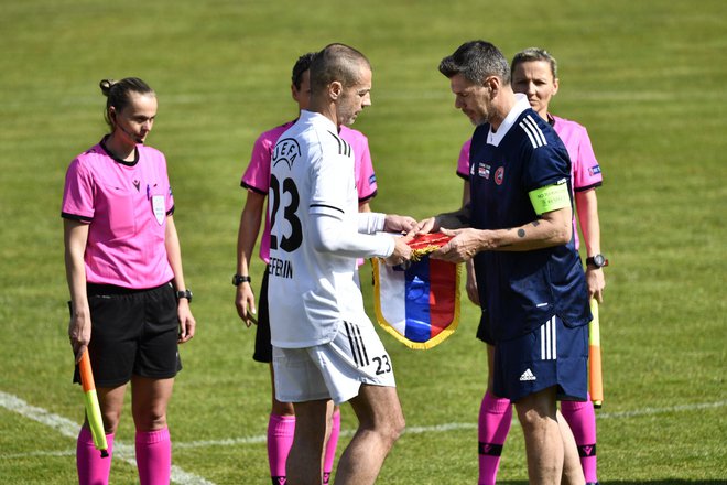 Aleksander Čeferin in Zvonimir Boban sta nedavno igrala dobrodelno tekmo za pomoč prizadetim v Petrinji v vlogah kapetanov Slovenije in Hrvaške. FOTO: Ronald Goršić / Cropix