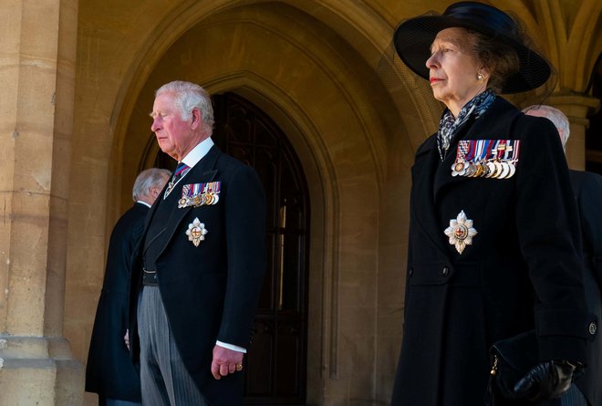 Prva za krsto, princ Charles in princesa Anne. FOTO: Aaron Chown/ Reuters