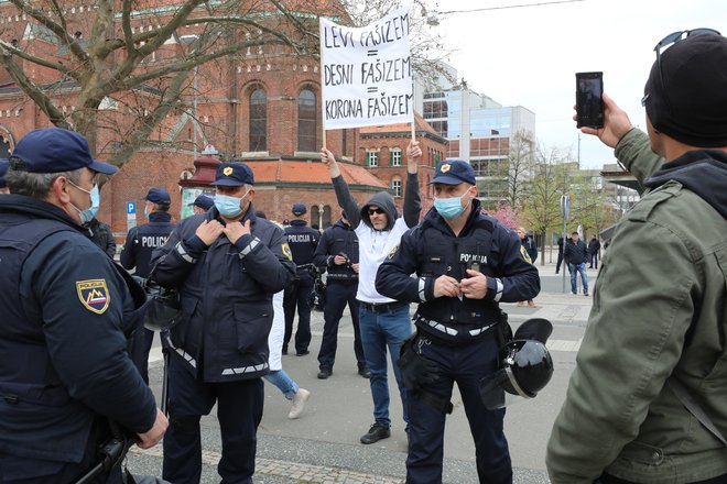 Neprijavljenemu sobotnemu shodu v Mariboru so spet sledile kazni. FOTO: Mediaspeed/Marko Vanovšek