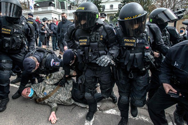 Uvajanje sankcij povzroča tudi vročo kri. Tako je policija obračunavala z demonstranti pred ruskim veleposlaništvom v Pragi. Foto Michal Cizek/AFP