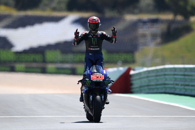 Fabio Quartararo ni skrival navdušenja, potem ko je prvi prevozil ciljno črto na dirki v Portimau. FOTO: Patricia De Melo Moreira/AFP