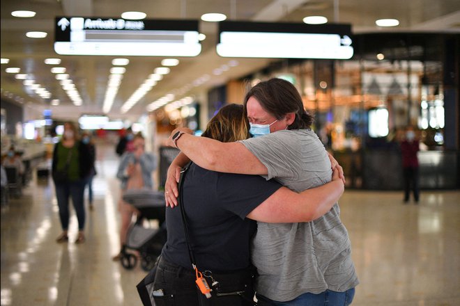 Srečanje matere in hčere na letališču v Sydneyju po prihodu zadnje iz Nove Zelandije. FOTO: Saeed Khan/AFP